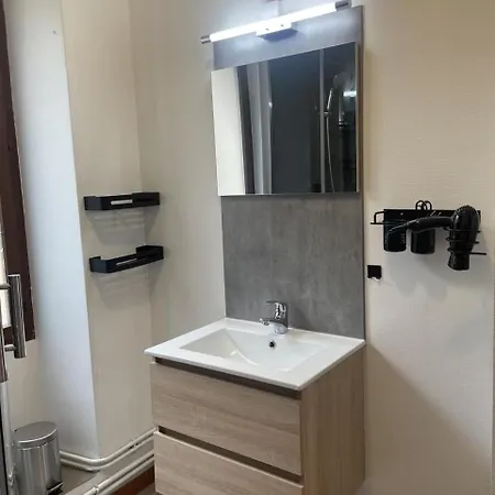 Verlaine, Appartement 2 Chambres Face Au Chateau De Sedan Apartment *